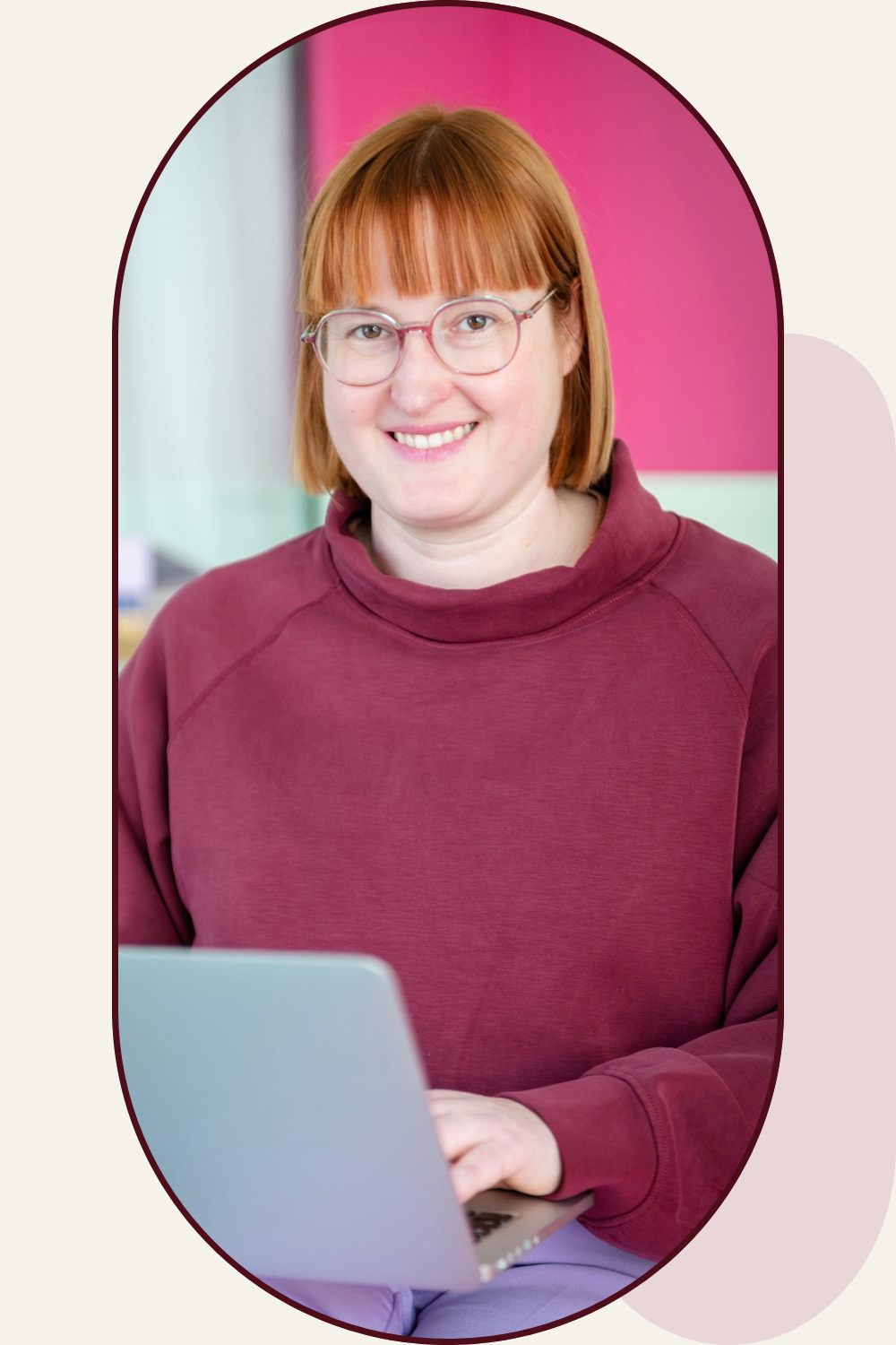 Portret van content creator Marijke met laptop door Griet Vloebergh